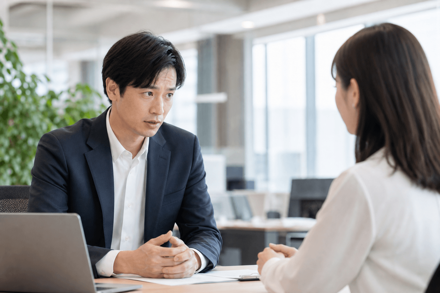 初めて管理職になった若手が、後輩と真剣に向き合う様子
