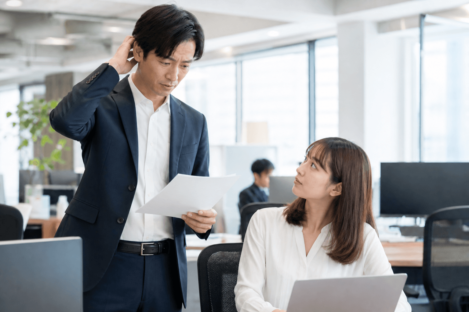 部下への言葉を探しながら、緊張した様子で対話する管理職