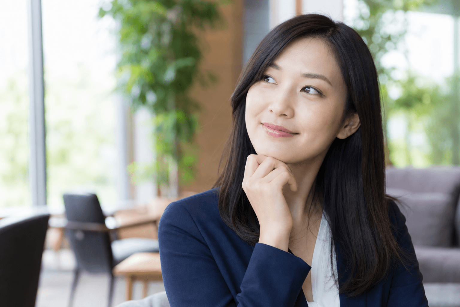20代後半の女性管理職が、自分でも気づいていない課題について考えている