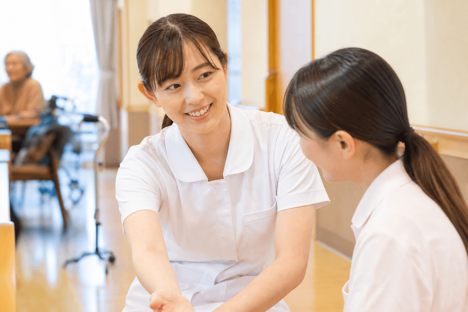 介護現場で部下に指導する女性の管理職