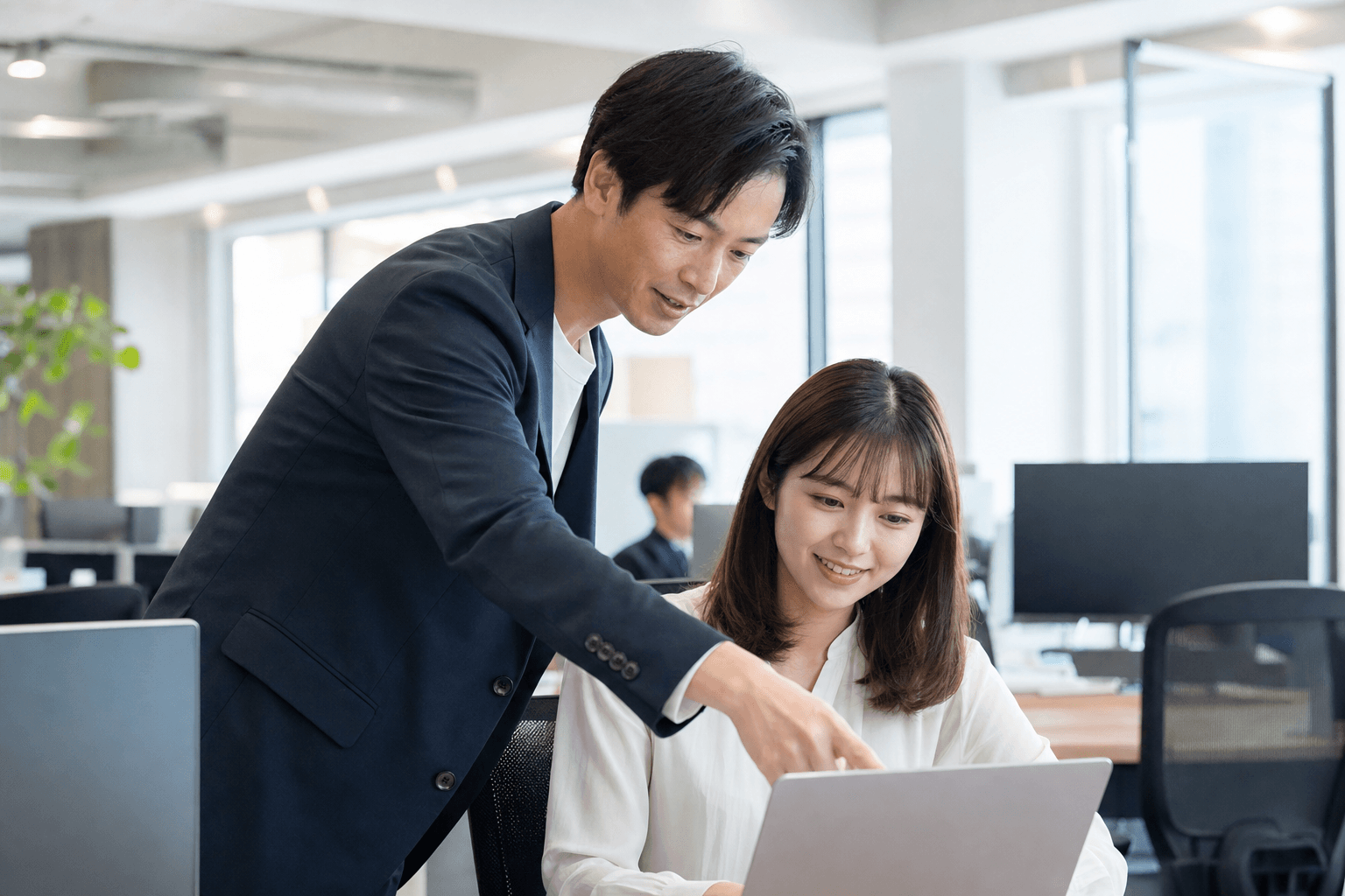 オフィスで部下に指導する男性の管理職